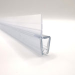 Detailaufnahme eines Ablaufprofils der Marke HÜPPE, transparentes, schmales, längliches, U-förmiges Kunststoffprofil, mit einem Ablaufschutz an der Profilaußenkante, vor weißem Hintergrund