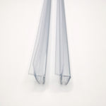 Nahaufnahme zweier Ablaufprofil der Marke HÜPPE, transparente, schmale, längliche, U-förmige Kunststoffprofile, mit einem Ablaufschutz an der Profilaußenkante, vor weißem Hintergrund