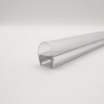 Nahaufnahme eines O-Profils der Marke HÜPPE, silbernes, schmales, längliches, U-förmiges Kunststoffprofil, mit einem transparenten O-förmigen Profil an der Profilvorderseite, vor weißem Hintergrund.