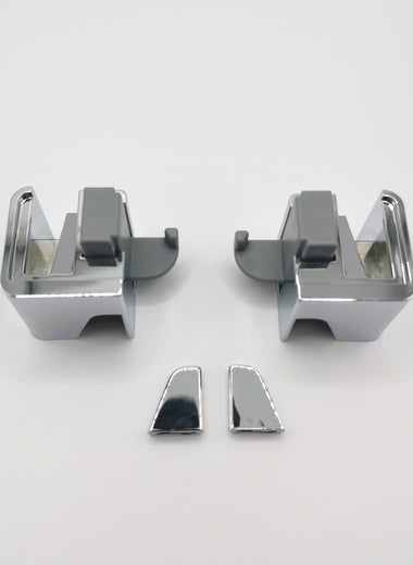Gleiter-Set der Marke HÜPPE, bestehend aus zwei Silber hochglänzenden, vormontierten, würfelförmigen Gleitern sowie zwei Abdeckkappen, vor weißem Hintergrund, Vogelperspektive.