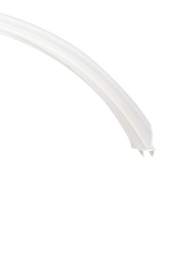 Nahaufnahme einer gebogenen Ablaufleiste der Marke HÜPPE, weißes, schmales, längliches, U-förmiges Kunststoffprofil, mit einem Ablaufschutz an der Profilunterseite, vor weißem Hintergrund.