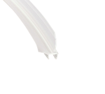 Detailaufnahme einer gebogenen Ablaufleiste der Marke HÜPPE, weißes, schmales, längliches, U-förmiges Kunststoffprofil, mit einem Ablaufschutz an der Profilunterseite, vor weißem Hintergrund.