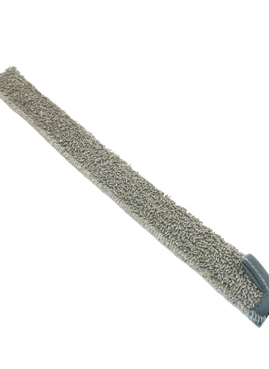 Graues, schmales und längliches Reinigungsgerät mit Mikrofaserbezug für die HÜPPE Duschabtrennung Xtensa Pure.