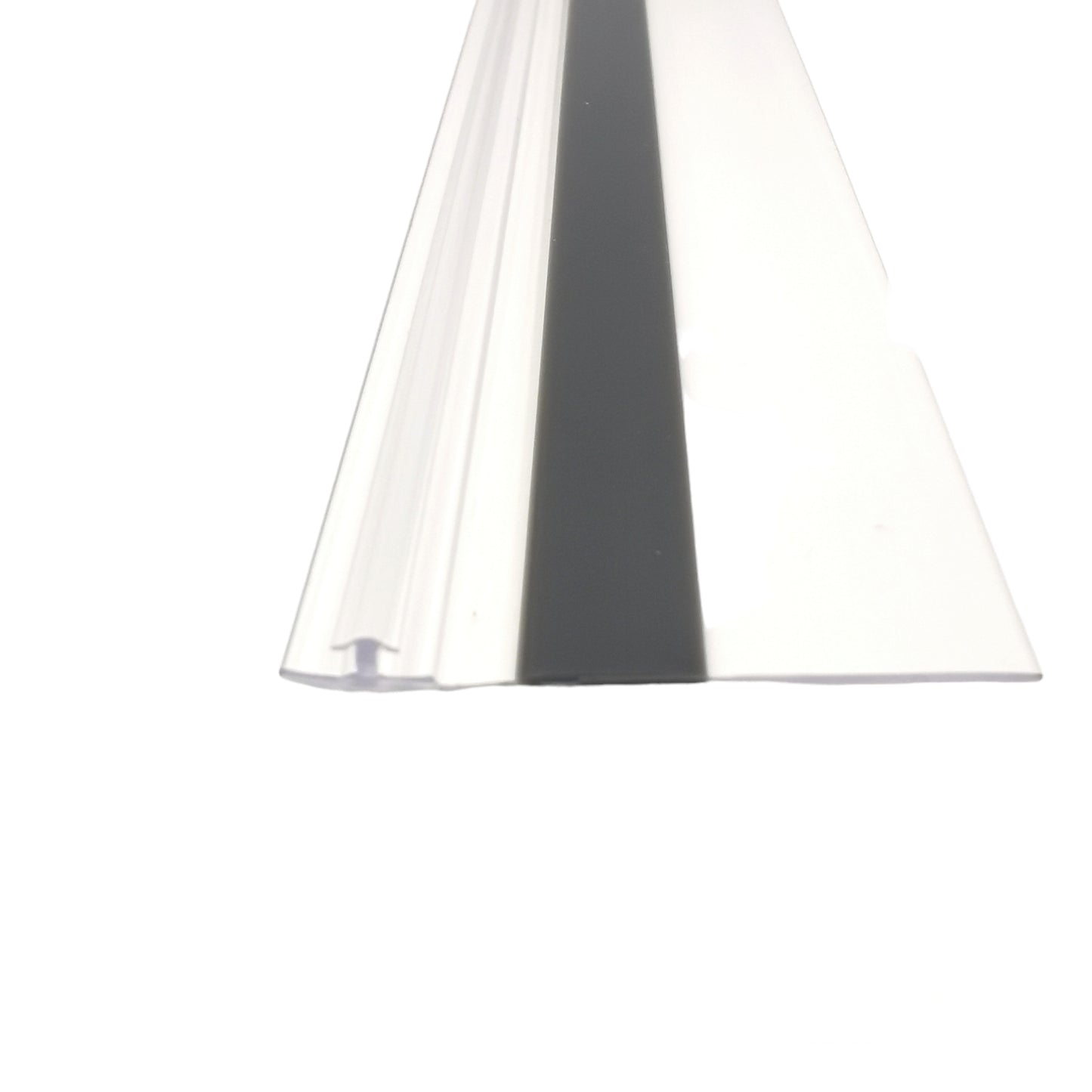 Nahaufnahme einer Anlagenleiste der Marke HÜPPE, transparentes, flaches Kunststoffprofil mit schwarzem Streifen in der Mitte, vor weißem Hintergrund.
