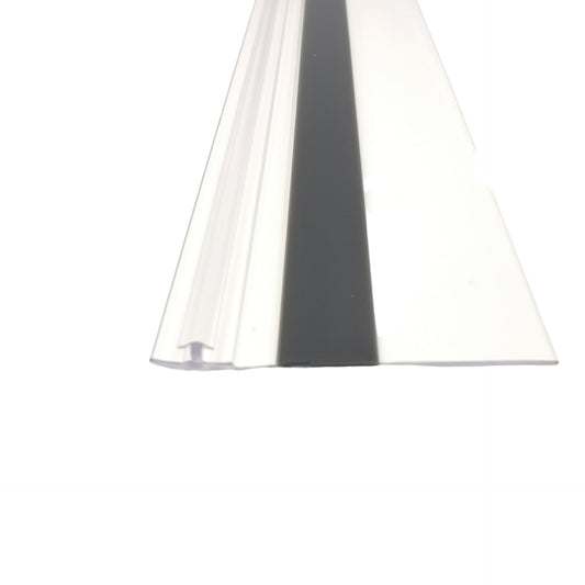 Nahaufnahme einer Anlagenleiste der Marke HÜPPE, transparentes, flaches Kunststoffprofil mit schwarzem Streifen in der Mitte, vor weißem Hintergrund.
