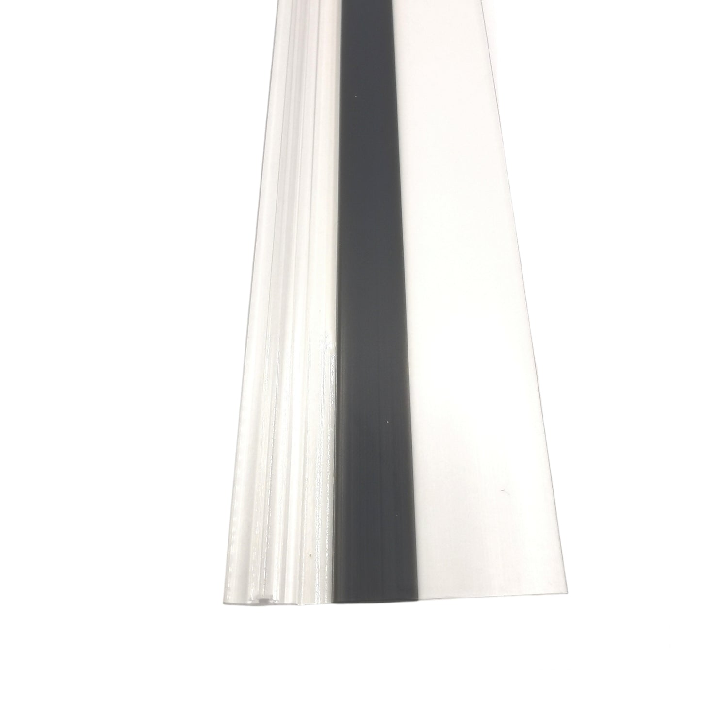 Nahaufnahme einer Anlagenleiste der Marke HÜPPE, transparentes, flaches Kunststoffprofil mit schwarzem Streifen in der Mitte, vor weißem Hintergrund.