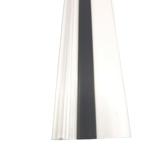 Nahaufnahme einer Anlagenleiste der Marke HÜPPE, transparentes, flaches Kunststoffprofil mit schwarzem Streifen in der Mitte, vor weißem Hintergrund.
