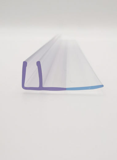 Detailaufnahme einer Dichtleiste der Marke HÜPPE, transparentes, schmales, längliches, U-förmiges, Kunststoffprofil, mit einem Ablaufschutz an der Profilvorderseite, vor weißem Hintergrund, Frontansicht.