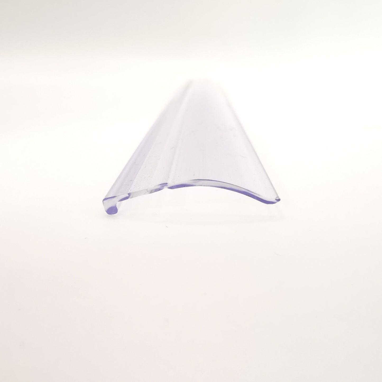 Dichtprofil der Marke HÜPPE, transparentes, flaches, längliches Kunststoffprofil, vor weißem Hintergrund, Frontansicht.