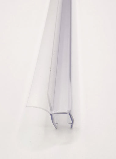 Nahaufnahme von eines Ablaufprofils der Marke HÜPPE, transparentes, schmales, längliches, U-förmiges Kunststoffprofil, mit einem Ablaufschutz an der Profilaußenkante, vor weißem Hintergrund, Vogelperspektive.