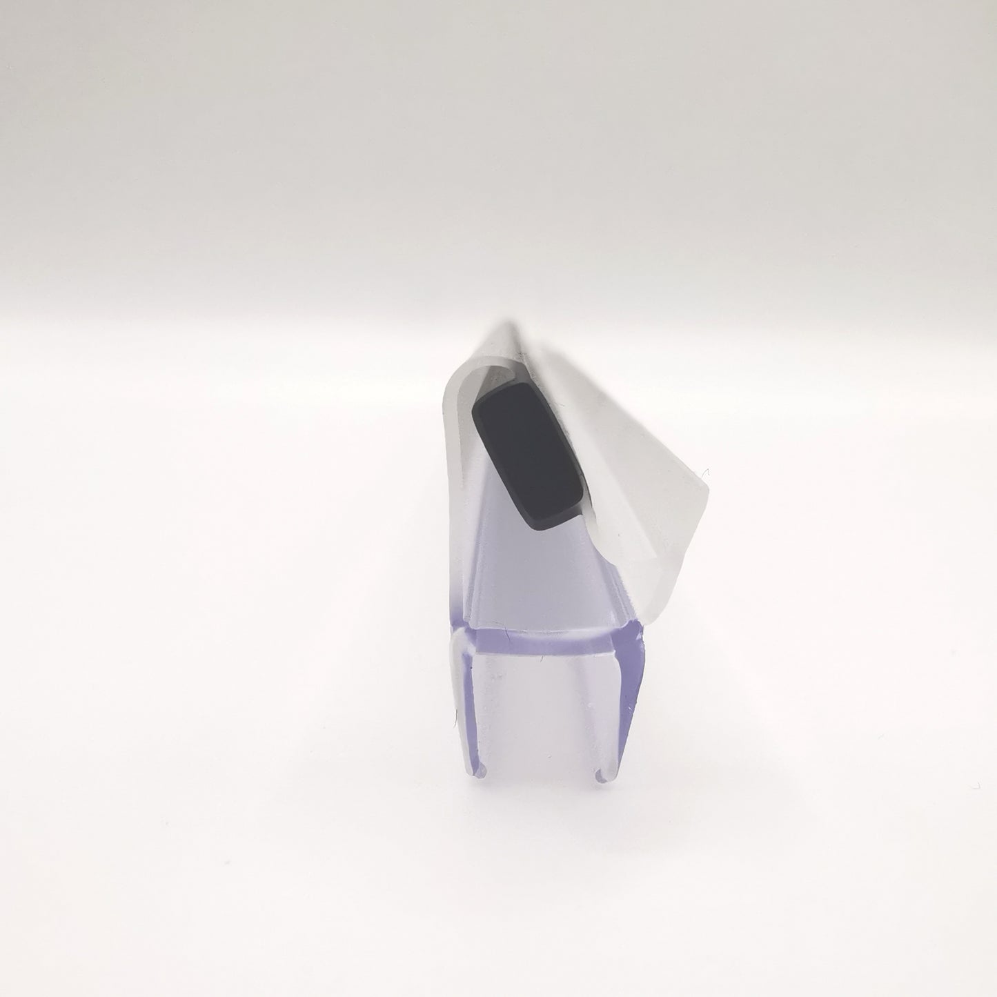 Nahaufnahme einer Magnetleiste der Marke HÜPPE, transparentes, schmales, längliches, U-förmiges Kunststoffprofil, mit einem 45 Grad abgewinkelten Magnetprofil an der Profilvorderseite, Querschnitt, vor weißem Hintergrund.