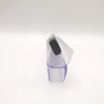 Nahaufnahme einer Magnetleiste der Marke HÜPPE, transparentes, schmales, längliches, U-förmiges Kunststoffprofil, mit einem 45 Grad abgewinkelten Magnetprofil an der Profilvorderseite, Querschnitt, vor weißem Hintergrund.