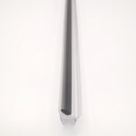 Nahaufnahme einer Magnetleiste der Marke HÜPPE, transparentes, schmales, längliches, U-förmiges Kunststoffprofil, mit einem 45 Grad abgewinkelten Magnetprofil an der Profilvorderseite, vor weißem Hintergrund.