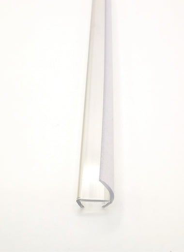Detailaufnahme einer Anlagendichtung der Marke HÜPPE, transparentes, schmales, längliches, U-förmiges, Kunststoffprofil, mit einem Ablaufschutz an der Profilvorderseite, vor weißem Hintergrund, Vogelperspektive.