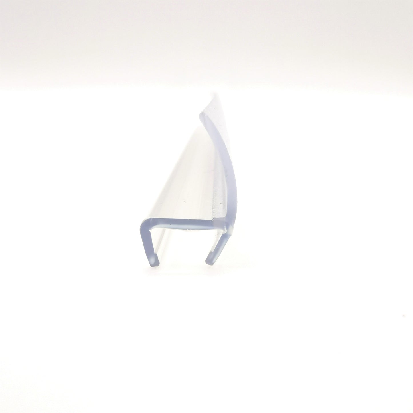 Detailaufnahme einer Anlagendichtung der Marke HÜPPE, transparentes, schmales, längliches, U-förmiges, Kunststoffprofil, mit einem Ablaufschutz an der Profilvorderseite, vor weißem Hintergrund, Frontansicht.