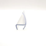Detailaufnahme einer Anlagendichtung der Marke HÜPPE, transparentes, schmales, längliches, U-förmiges, Kunststoffprofil, mit einem Ablaufschutz an der Profilvorderseite, vor weißem Hintergrund, Frontansicht.
