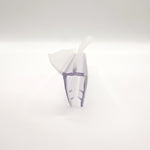 Detailaufnahme eines Ablaufprofils der Marke HÜPPE, transparentes, schmales, längliches, U-förmiges Kunststoffprofil, mit einem Ablaufschutz an der Profilunterseite bzw. Profilaußenkante, vor weißem Hintergrund.