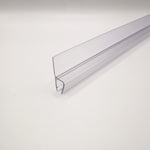 Nahaufnahme einer Dichtleiste der Marke HÜPPE, transparentes, schmales, längliches, U-förmiges, Kunststoffprofil, mit einem Ablaufschutz an der Profilvorderseite, vor hellem Hintergrund, Seitenansicht rechts.
