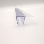 Dichtleiste der Marke HÜPPE, transparentes, schmales, längliches, U-förmiges Kunststoffprofil, mit einem Ablaufschutz an der Profilaußenkante. Frontansicht.