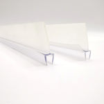 Detailaufnahme zweier Ablaufleisten der Marke HÜPPE, transparente, schmale, längliche, U-förmige Kunststoffprofile, mit einem Ablaufschutz an den Profilaußenkanten, vor weißem Hintergrund.