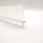 Detailaufnahme einer Ablaufleiste der Marke HÜPPE, transparentes, schmales, längliches, U-förmiges Kunststoffprofil, mit einem Ablaufschutz an den Profilaußenkanten, vor weißem Hintergrund.