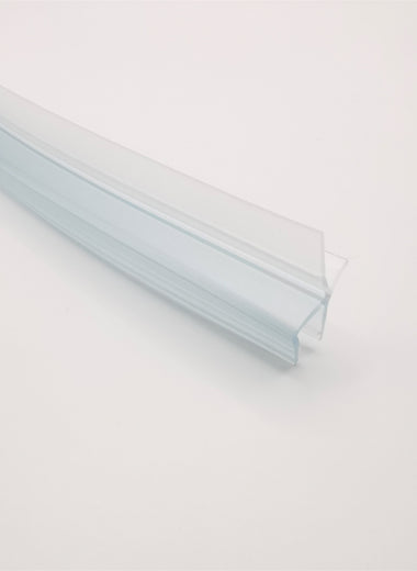 Nahaufnahme einer gebogenen Ablaufleiste der Marke HÜPPE, weißes, schmales, längliches, U-förmiges Kunststoffprofil, mit einem Ablaufschutz an der Profilunterseite, vor weißem Hintergrund.