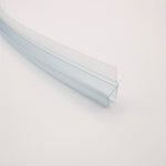 Nahaufnahme einer gebogenen Ablaufleiste der Marke HÜPPE, weißes, schmales, längliches, U-förmiges Kunststoffprofil, mit einem Ablaufschutz an der Profilunterseite, vor weißem Hintergrund.