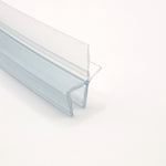 Detailaufnahme einer gebogenen Ablaufleiste der Marke HÜPPE, weißes, schmales, längliches, U-förmiges Kunststoffprofil, mit einem Ablaufschutz an der Profilunterseite, vor weißem Hintergrund.