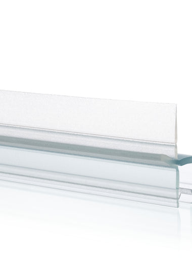 Nahaufnahme einer Ablaufleiste der Marke HÜPPE, transparentes, schmales, längliches, U-förmiges Kunststoffprofil, mit einem Ablaufschutz an der Profilunterseite, vor weißem Hintergrund.