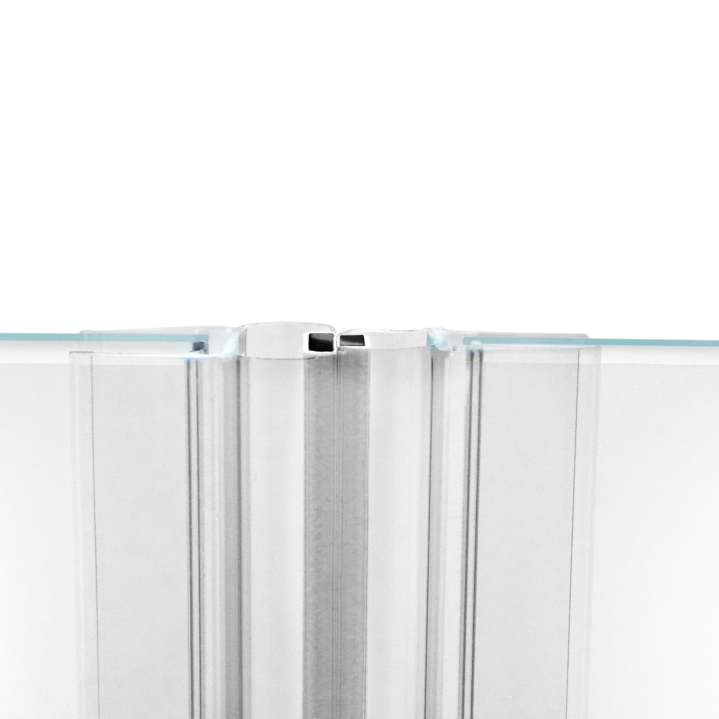 Nahaufnahme, von zwei Magnetleisten der Marke HÜPPE, montiert an Glasdusche, transparente, schmale, längliche, U-förmige Kunststoffprofile, mit Magnetprofilen, an der Vorderseite, Magneten bilden zusammen geschlossenen 180 Grad Winkel, vor weißem Hintergrund, Frontansicht.