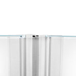 Nahaufnahme, von zwei Magnetleisten der Marke HÜPPE, montiert an Glasdusche, transparente, schmale, längliche, U-förmige Kunststoffprofile, mit Magnetprofilen, an der Vorderseite, Magneten bilden zusammen geschlossenen 180 Grad Winkel, vor weißem Hintergrund, Frontansicht.