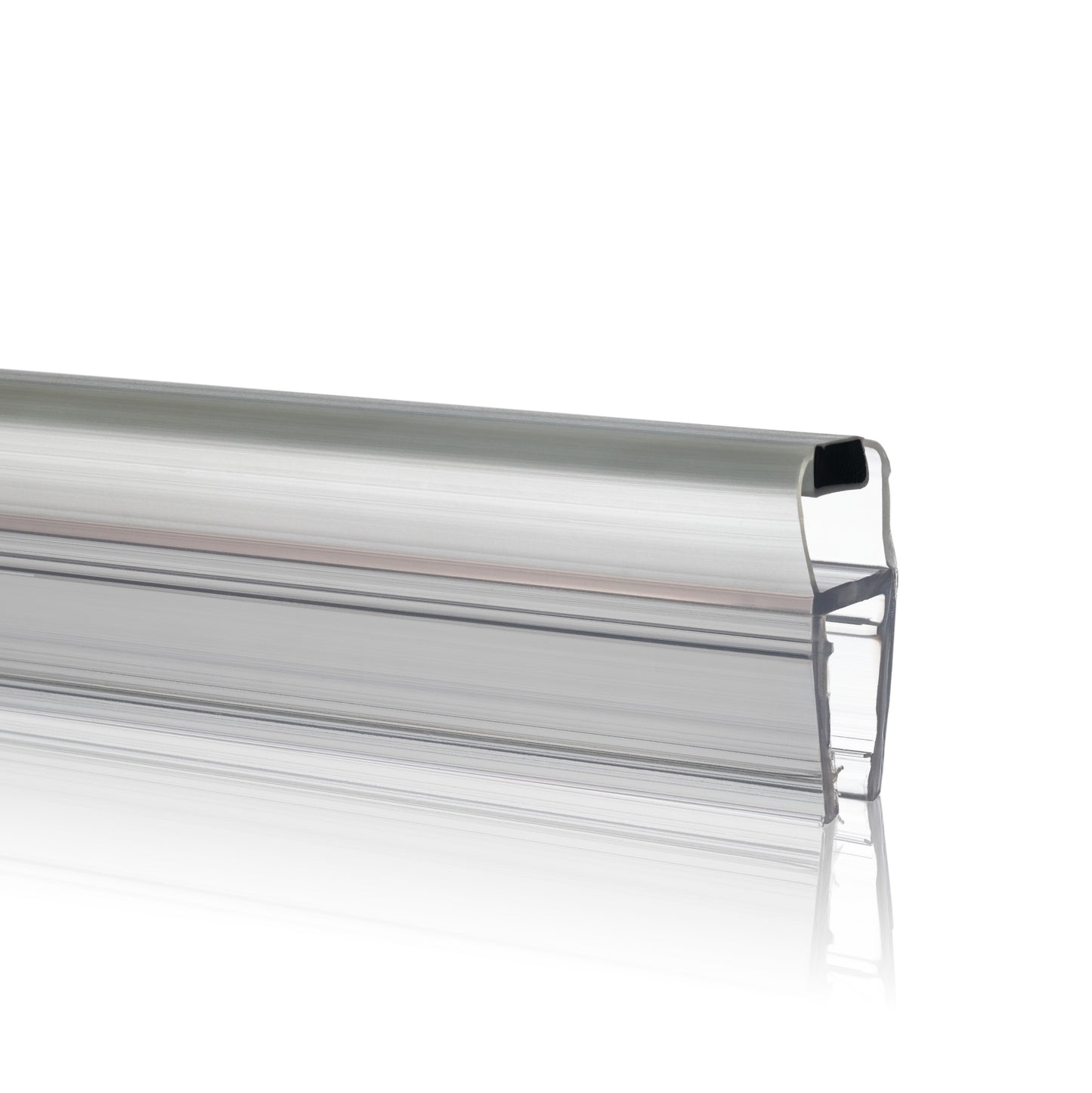 Nahaufnahme einer Magnetleiste der Marke HÜPPE, transparentes, schmales, längliches, U-förmiges Kunststoffprofil, mit einer Magnetleiste an der Profilvorderseite, vor weißem Hintergrund, Seitenansicht.