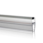 Nahaufnahme einer Magnetleiste der Marke HÜPPE, transparentes, schmales, längliches, U-förmiges Kunststoffprofil, mit einer Magnetleiste an der Profilvorderseite, vor weißem Hintergrund, Seitenansicht.