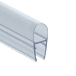 Detailaufnahme eines O-Profils der Marke HÜPPE, transparentes, schmales, längliches, U-förmiges Kunststoffprofil, mit einem O-förmigen Profil an der Profilvorderseite, vor weißem Hintergrund.