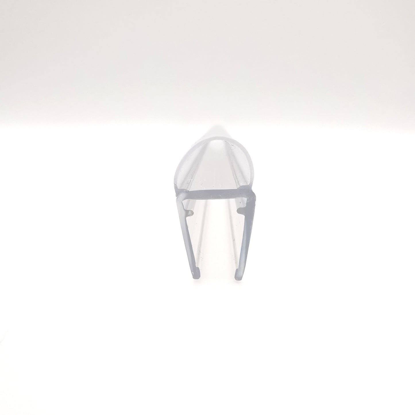 Detailaufnahme eines O-Profils der Marke HÜPPE, transparentes, schmales, längliches, U-förmiges Kunststoffprofil, mit einem O-förmigen Profil an der Profilvorderseite, vor weißem Hintergrund.