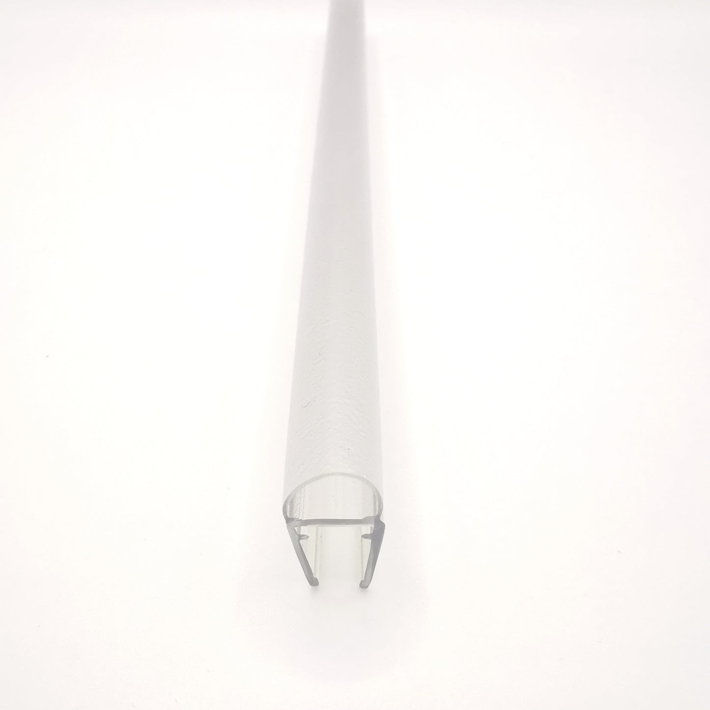 Nahaufnahme eines O-Profils der Marke HÜPPE, transparentes, schmales, längliches, U-förmiges Kunststoffprofil, mit einem O-förmigen Profil an der Profilvorderseite, vor weißem Hintergrund.