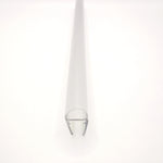 Nahaufnahme eines O-Profils der Marke HÜPPE, transparentes, schmales, längliches, U-förmiges Kunststoffprofil, mit einem O-förmigen Profil an der Profilvorderseite, vor weißem Hintergrund.