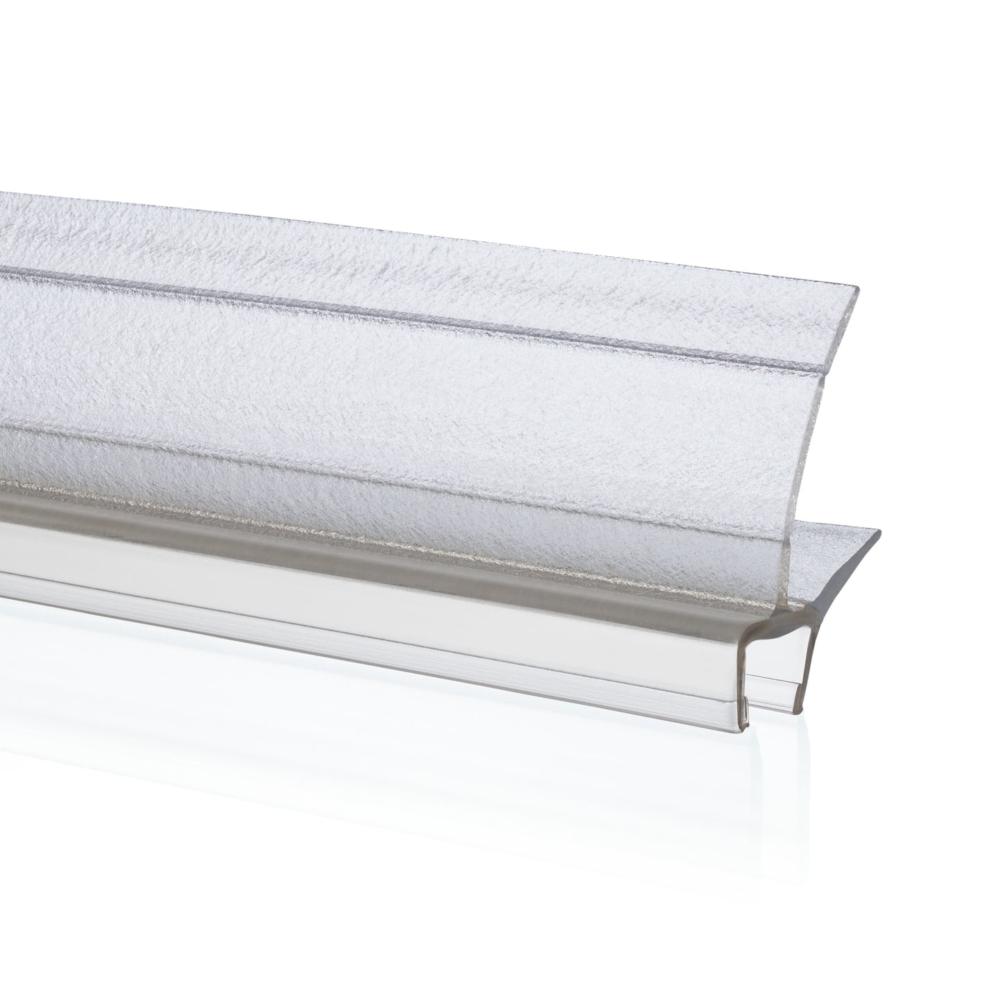 Nahaufnahme einer Ablaufleiste der Marke HÜPPE, transparentes, schmales, längliches, U-förmiges Kunststoffprofil, mit einem Ablaufschutz an der Profilunterseite, vor weißem Hintergrund.