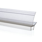 Nahaufnahme einer Ablaufleiste der Marke HÜPPE, transparentes, schmales, längliches, U-förmiges Kunststoffprofil, mit einem Ablaufschutz an der Profilunterseite, vor weißem Hintergrund.