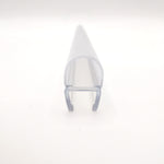 Detailaufnahme eines O-Profils der Marke HÜPPE, transparentes, schmales, längliches, U-förmiges Kunststoffprofil, mit einem O-förmigen Profil an der Profilvorderseite, vor weißem Hintergrund.