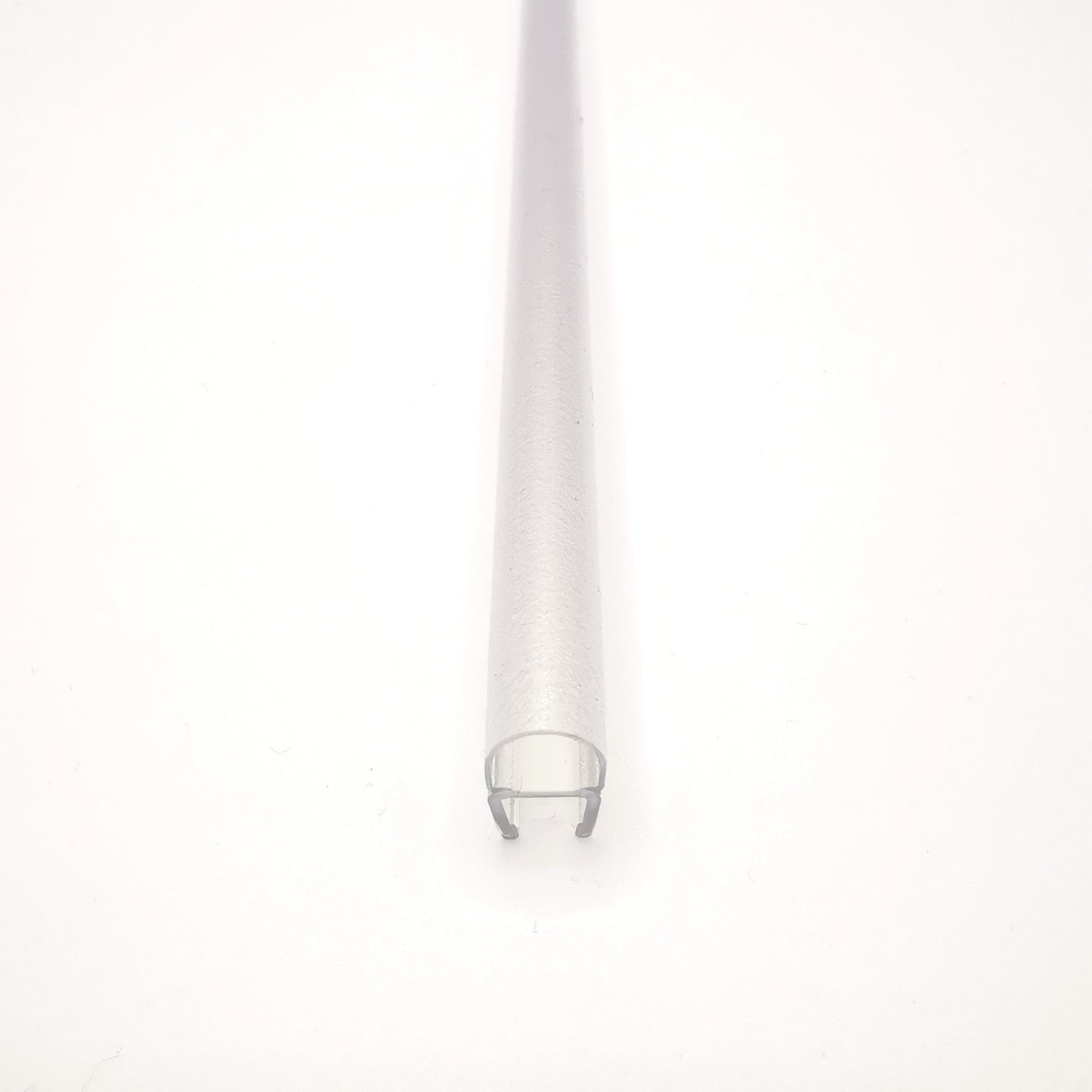 Nahaufnahme eines O-Profils der Marke HÜPPE, transparentes, schmales, längliches, U-förmiges Kunststoffprofil, mit einem O-förmigen Profil an der Profilvorderseite, vor weißem Hintergrund.