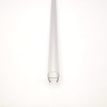 Nahaufnahme eines O-Profils der Marke HÜPPE, transparentes, schmales, längliches, U-förmiges Kunststoffprofil, mit einem O-förmigen Profil an der Profilvorderseite, vor weißem Hintergrund.