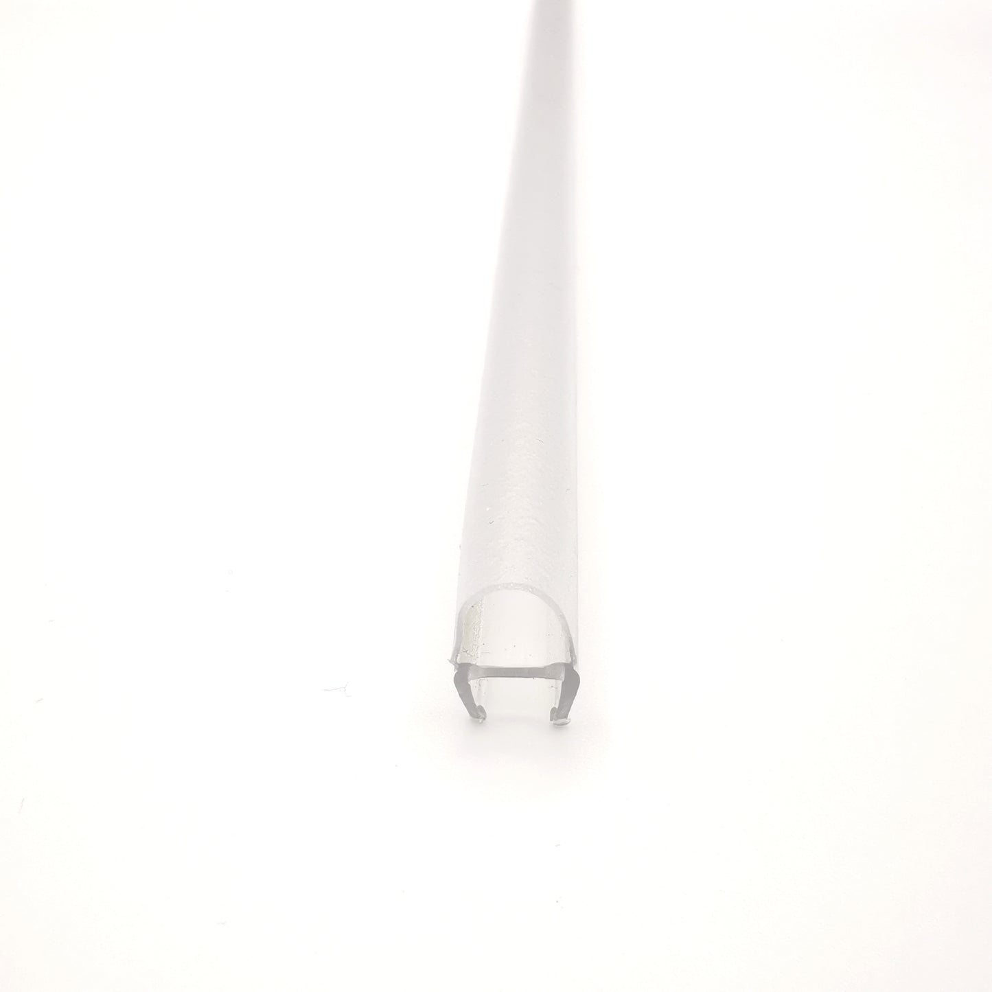 Nahaufnahme eines O-Profils der Marke HÜPPE, transparentes, schmales, längliches, U-förmiges Kunststoffprofil, mit einem O-förmigen Profil an der Profilvorderseite, vor weißem Hintergrund.