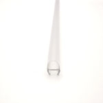 Nahaufnahme eines O-Profils der Marke HÜPPE, transparentes, schmales, längliches, U-förmiges Kunststoffprofil, mit einem O-förmigen Profil an der Profilvorderseite, vor weißem Hintergrund.