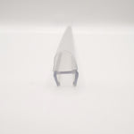 Detailaufnahme eines O-Profils der Marke HÜPPE, transparentes, schmales, längliches, U-förmiges Kunststoffprofil, mit einem O-förmigen Profil an der Profilvorderseite, vor weißem Hintergrund.