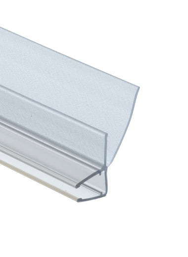 Detailaufnahme einer Ablaufleiste der Marke HÜPPE, transparentes, schmales, längliches, U-förmiges Kunststoffprofil, mit einem Ablaufschutz an der Profilunterseite, vor weißem Hintergrund.