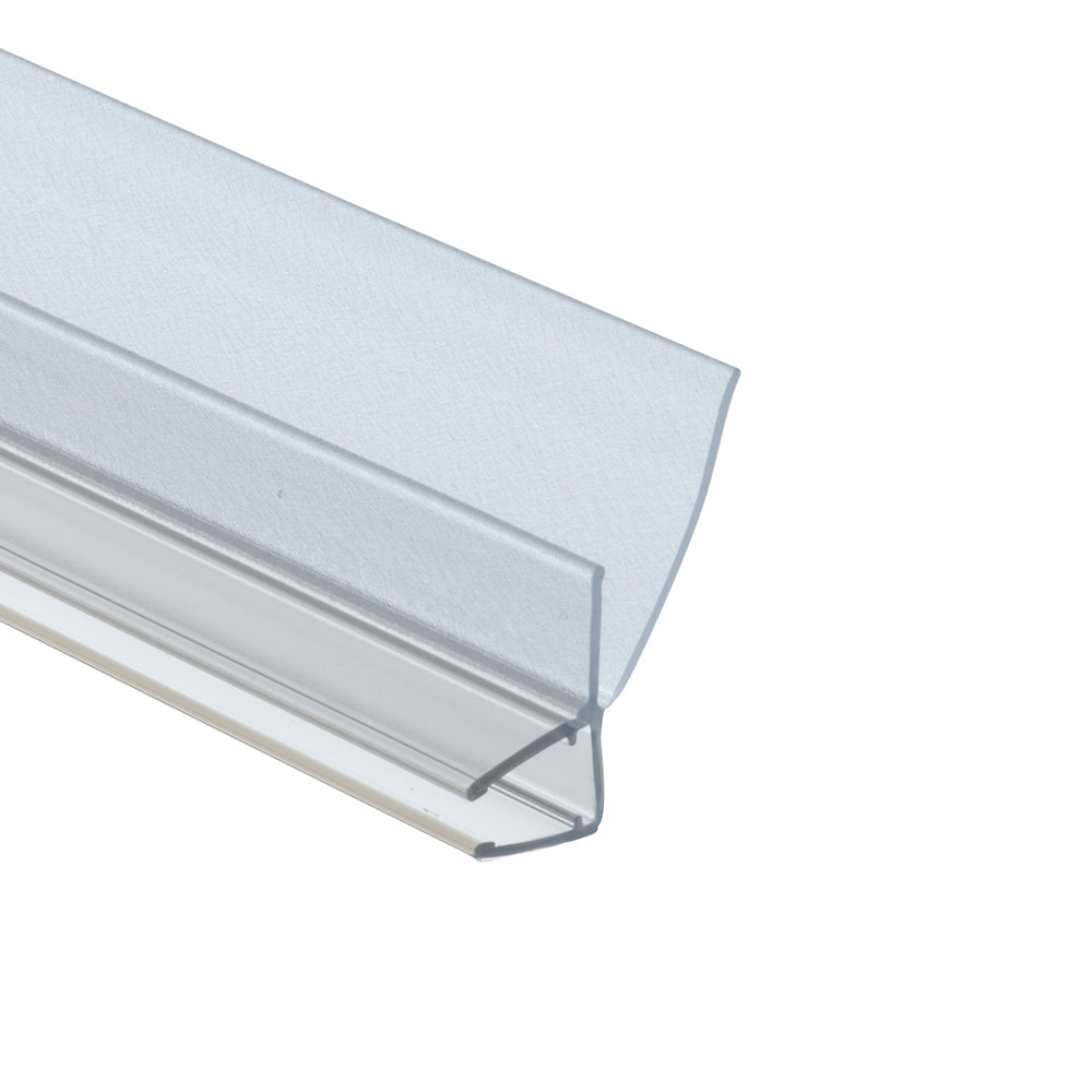 Detailaufnahme einer Ablaufleiste der Marke HÜPPE, transparentes, schmales, längliches, U-förmiges Kunststoffprofil, mit einem Ablaufschutz an der Profilunterseite, vor weißem Hintergrund.