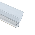 Detailaufnahme einer Ablaufleiste der Marke HÜPPE, transparentes, schmales, längliches, U-förmiges Kunststoffprofil, mit einem Ablaufschutz an der Profilunterseite, vor weißem Hintergrund.