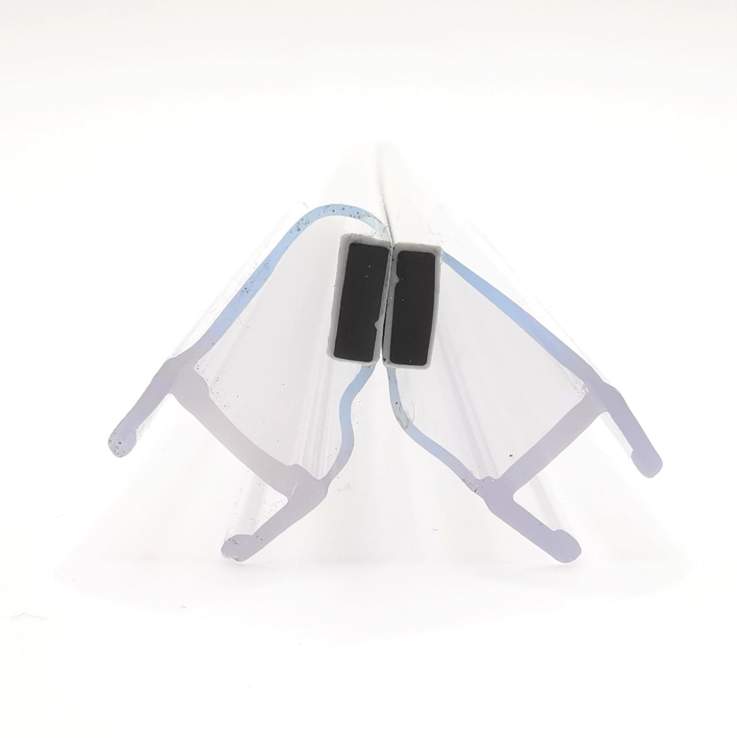 Detailaufnahme von zwei Magnetleisten der Marke HÜPPE, transparente, schmale, längliche, U-förmige Kunststoffprofile, mit je einem Magnetprofil an der Vorderseite, Magneten bilden zusammen geschlossenen 90 Grad Winkel, vor weißem Hintergrund.