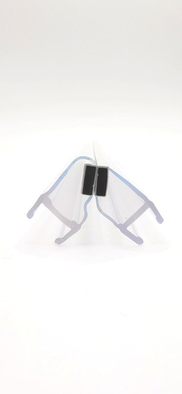 Detailaufnahme von zwei Magnetleisten der Marke HÜPPE, transparente, schmale, längliche, U-förmige Kunststoffprofile, mit je 45 Grad geformten Magnetprofilen an der Vorderseite, Magneten bilden zusammen geschlossenen 90 Grad Winkel, vor weißem Hintergrund.